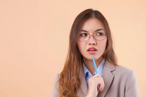 Porträtt av upprörd, arg, frustrerad asiatiska affärskvinna — Stockfoto