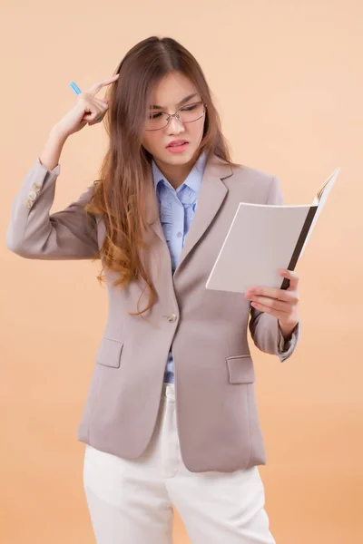 Portret van boos, boos, gefrustreerd Aziatische zakenvrouw — Stockfoto