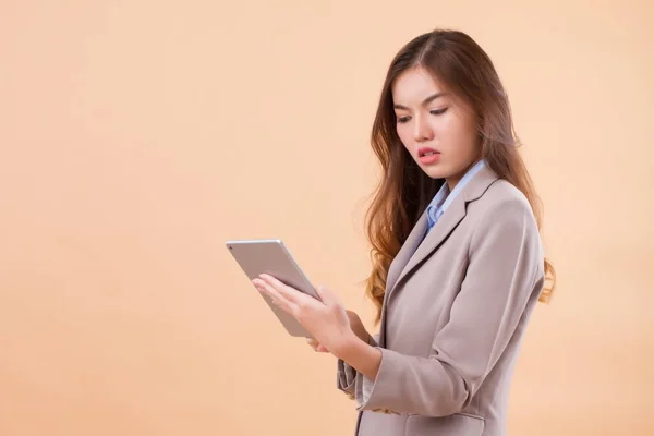 Portret kobiety zdenerwowany, zły, sfrustrowany azjatycki biznes przy użyciu komputera typu tablet — Zdjęcie stockowe