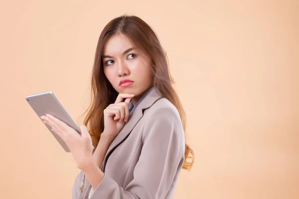 Zdenerwowany, zły, sfrustrowany azjatycki biznes kobieta przy użyciu komputera typu tablet, patrząc — Zdjęcie stockowe