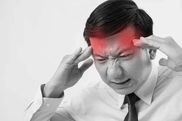 Enfermo, estresado, hombre sobrecargado de trabajo con dolor de cabeza, migraña, vértigo, resaca — Foto de Stock
