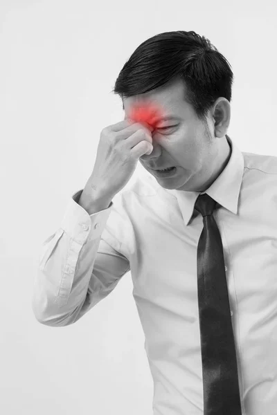 Enfermo, estresado, hombre sobrecargado con dolor de cabeza en los senos paranasales, visión borrosa — Foto de Stock