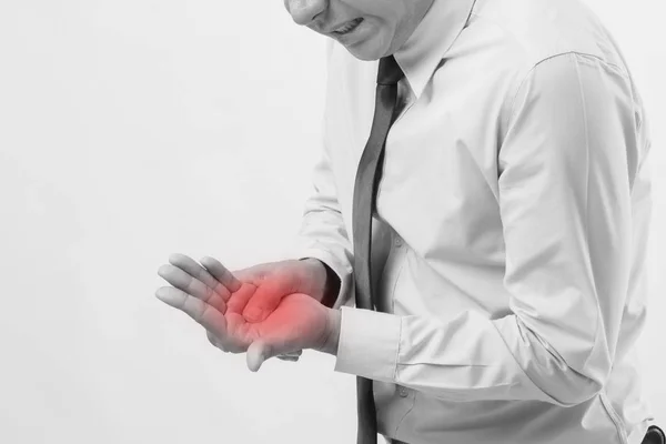 Чоловік, який страждає від пульсуючого пальця, артриту, болю в зап'ясті — стокове фото