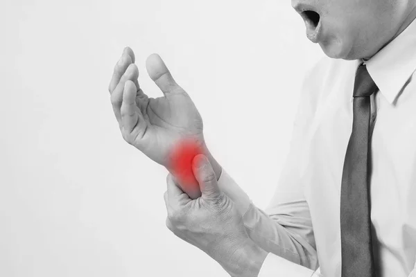 Homem doente que sofre de dedo gatilho, lesão no pulso, artrite — Fotografia de Stock