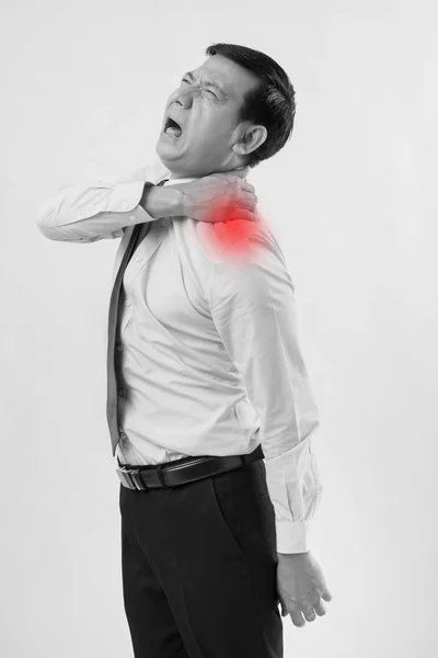 Asiatique homme d'affaires souffrant de douleur au cou, arthrite, symptômes de goutte — Photo
