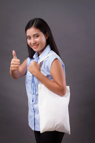 ジェスチャを親指を与えるごみ袋を保持している幸せな女 — ストック写真
