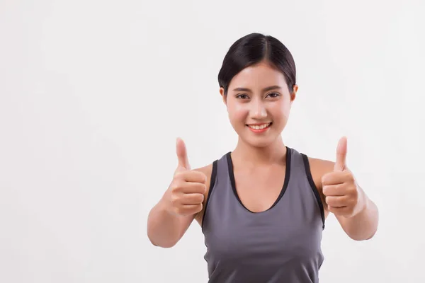 Уверенная счастливая улыбающаяся фитнесс-женщина, показывающая большой палец вверх — стоковое фото