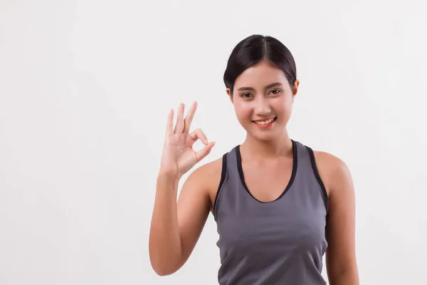 Zeker blij lachende fitness vrouw geven ok handgebaar — Stockfoto
