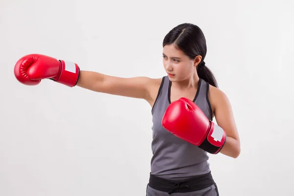 Fuerte fitness mujer punzonado aislado — Foto de Stock