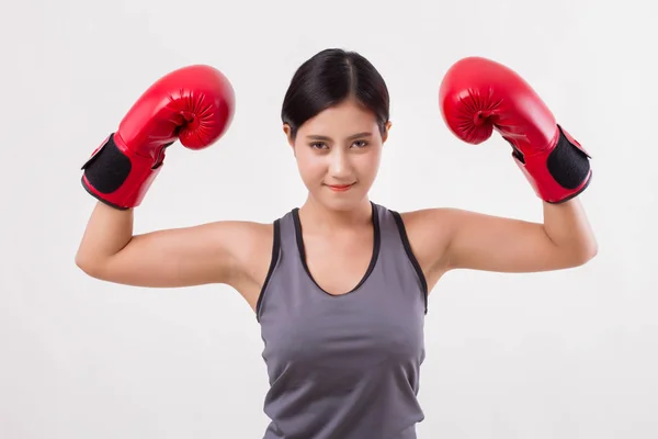 Starke Fitness asiatische Frau mit Boxhandschuhen — Stockfoto