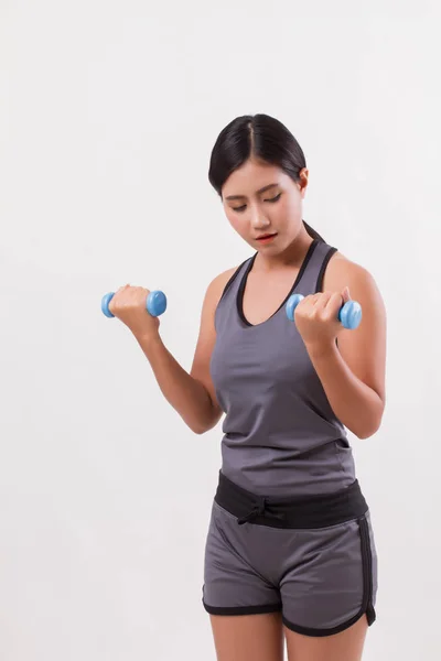 Entrenamiento de peso de mujer de fitness saludable con mancuerna —  Fotos de Stock