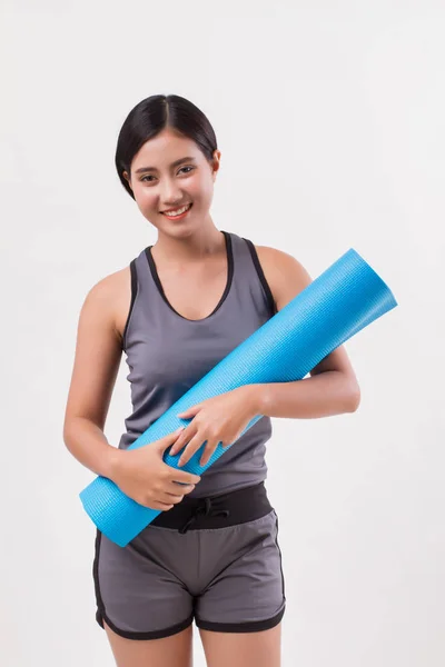 Fuerte fitness flexible yoga mujer con esterilla de yoga —  Fotos de Stock