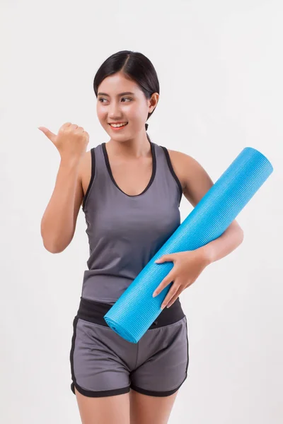 Fuerte fitness flexible yoga mujer con esterilla de yoga —  Fotos de Stock