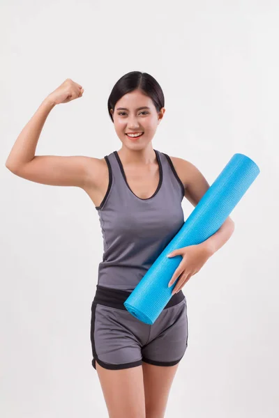 Fuerte fitness flexible yoga mujer con esterilla de yoga —  Fotos de Stock