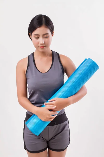 Fuerte fitness flexible yoga mujer con esterilla de yoga —  Fotos de Stock