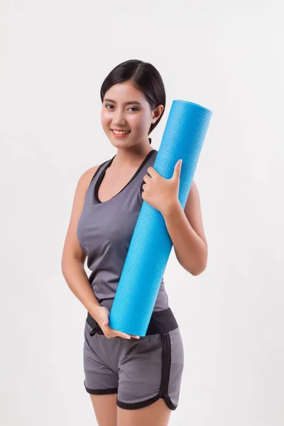 Fuerte fitness flexible yoga mujer con esterilla de yoga —  Fotos de Stock