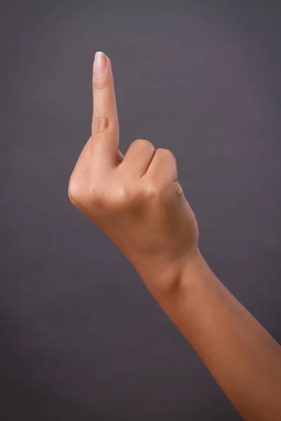 Рука вказує вгору середній палець, концепція грубий знак руки або жест руки, студія ізольована — стокове фото