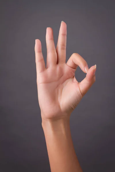 Frauenhand zeigt nach oben okay, ja, akzeptiert Handzeichen zur Seite, Studio isoliert — Stockfoto