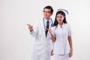 Doktor ve hemşire tıbbi ekip işaret
