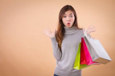 mutlu, heyecanlı bir kadın müşteri veya müşteri alışveriş çantası ile