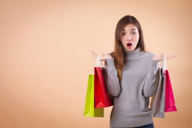 mutlu, heyecanlı bir kadın müşteri veya müşteri alışveriş çantası ile