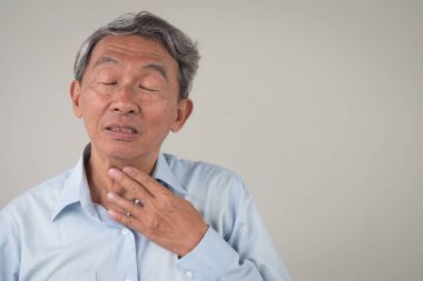 Boğaz, larenjit, reflü ile hasta yaşlı adam