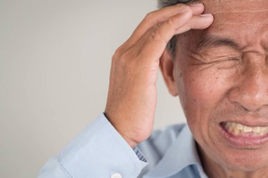 Kıdemli yaşlı adam acı keskin akut baş ağrısı ağrı, Migren, stres, kalıntı