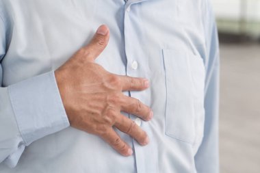asit reflü, yemek borusu kanseri göğüs tutarak kıdemli yaşlı adamın elini