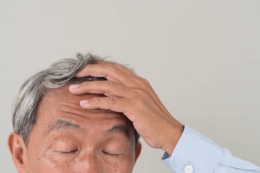 endişeli emekli kıdemli yaşlı adam gri saç yaşlanma sorunu ile