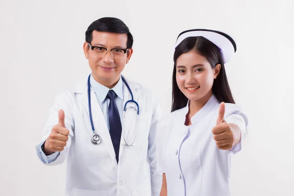 Lékař a zdravotní sestra, zdravotní tým dává palec — Stock fotografie