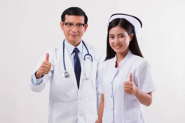 Doctor y enfermera, equipo médico dando pulgar hacia arriba — Foto de Stock