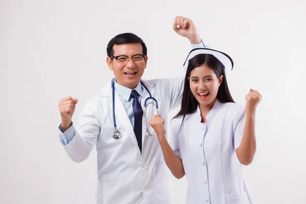 Feliz sonriente médico y enfermera alegre, equipo médico exitoso —  Fotos de Stock