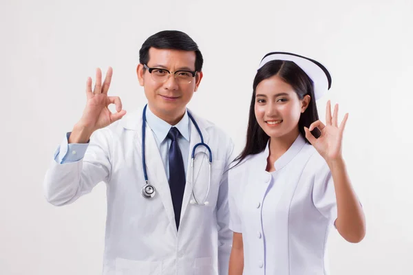 Doctor y enfermera, equipo médico dando señal de mano ok — Foto de Stock