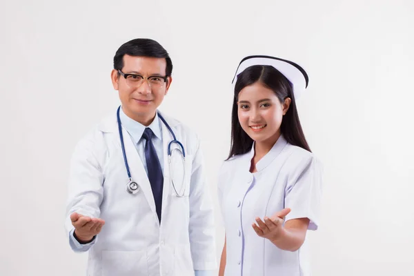Médico y enfermera equipo médico que apunta invitando a la mano a usted — Foto de Stock