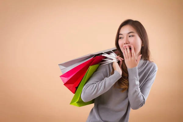 Χαρούμενος, ενθουσιασμένος γυναίκα shopper ή πελάτη με τσάντα για ψώνια — Φωτογραφία Αρχείου