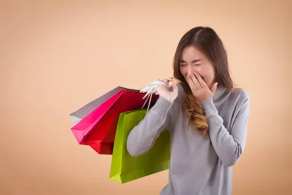 Szczęśliwi, podekscytowani kobieta shopper lub klienta z torbą na zakupy — Zdjęcie stockowe