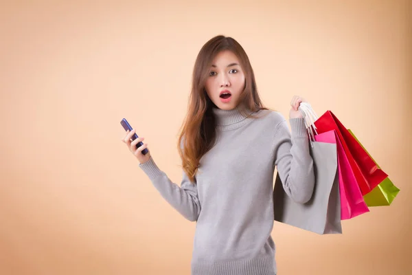 Vrouw shopper winkelen met slimme telefoontoepassing — Stockfoto