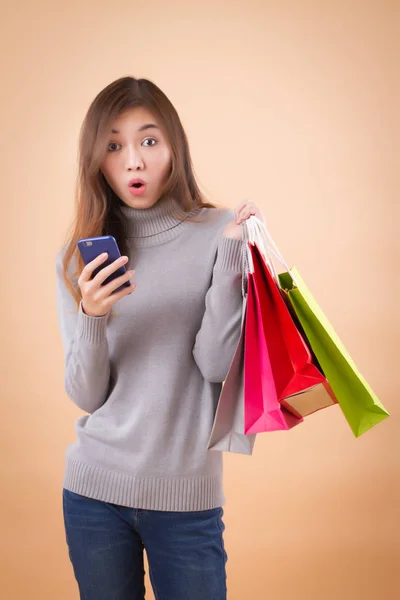 Γυναίκα shopper για ψώνια με την εφαρμογή smart phone — Φωτογραφία Αρχείου