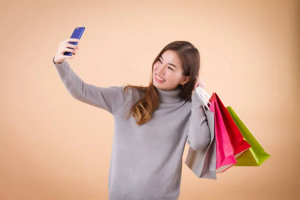 Donna shopper shopping e fare selfie foto upload — Foto Stock