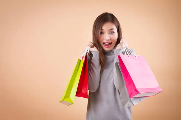 Szczęśliwi, podekscytowani kobieta shopper lub klienta z torbą na zakupy — Zdjęcie stockowe