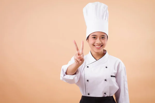 Femmina asiatico chef indicando su due dita gesto, vittoria segno — Foto Stock