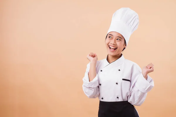 Excited woman chef looking up — Stock Photo, Image