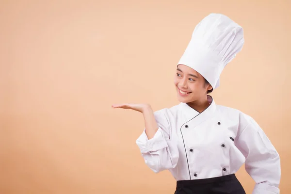 여자 요리사 옆에 손을 가리키는 방법 — 스톡 사진