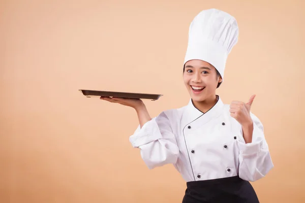 Mujer chef celebración bandeja, pulgar hacia arriba gesto — Foto de Stock