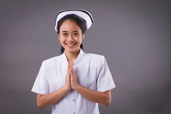 Asya Tayland dostu gülümseyen hemşire stil karşılama jest — Stok fotoğraf