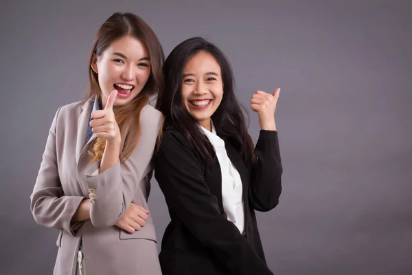 Sorrindo rindo equipe de negócios bem sucedida dando polegar acima do gesto — Fotografia de Stock