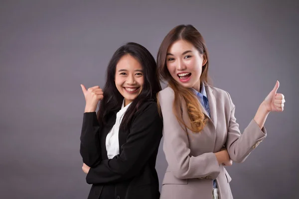 Sorrindo rindo equipe de negócios bem sucedida dando polegar acima do gesto — Fotografia de Stock