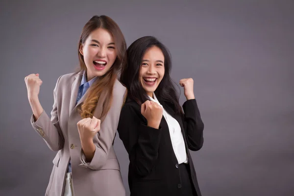 Vzrušený šťastný smích podnikání žen tým při pohledu na vás — Stock fotografie