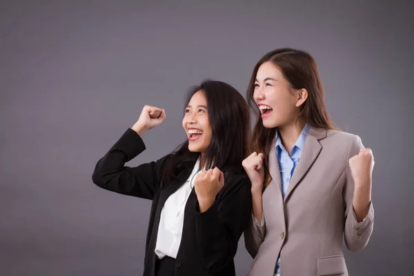 Animado feliz rindo equipe de mulheres de negócios olhando para cima — Fotografia de Stock