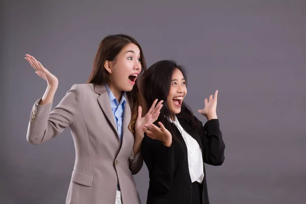 Gelukkig vreugdevolle opgewonden verrast zakelijke vrouwen team opzoeken — Stockfoto
